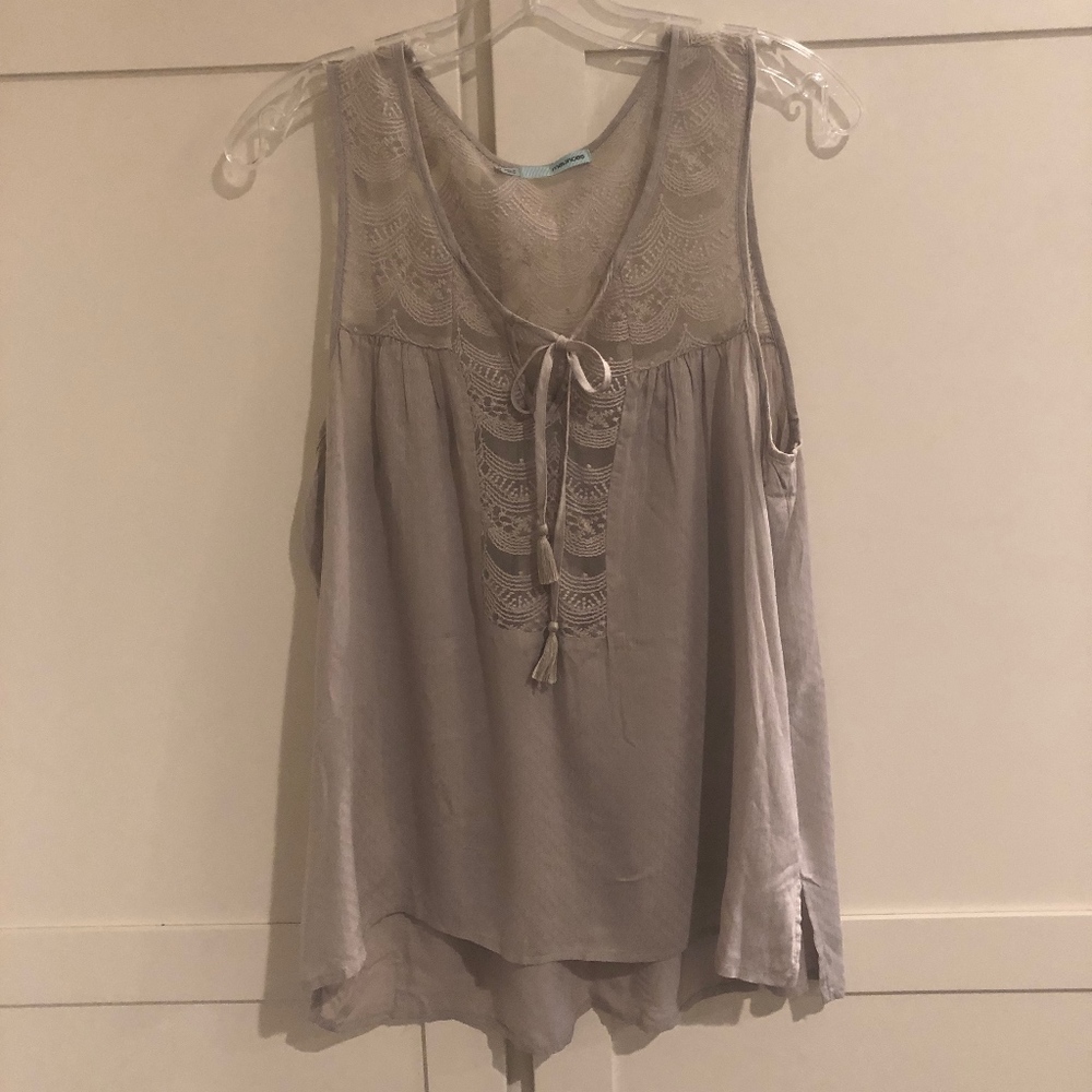 🍋Maurices Gray Tank with lace inserts Size Medium